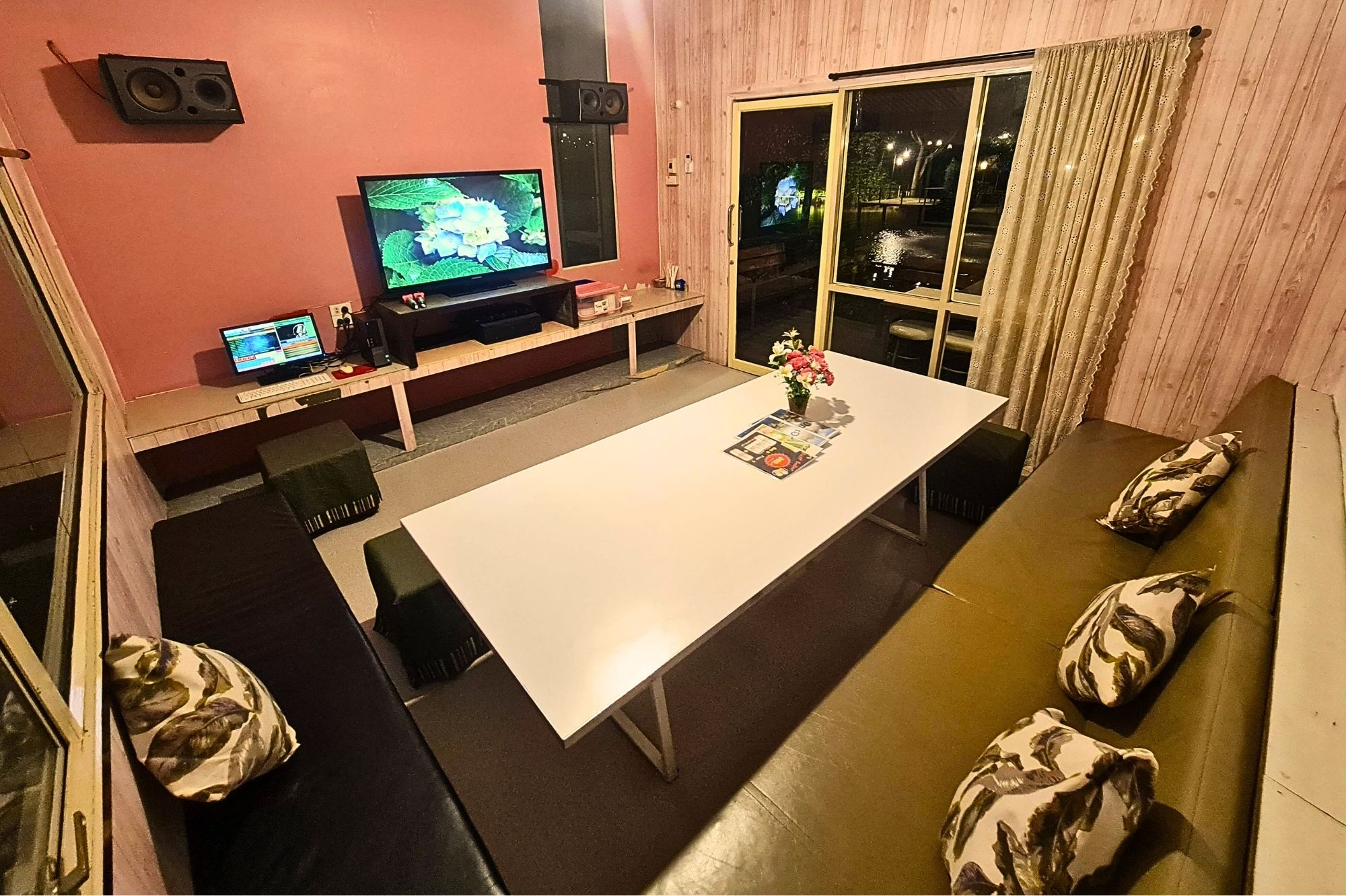 Karaoke ห้องคาราโอเกะ